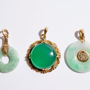 A set of Chinese jade and 18K gold jewelry: a bracelet, a ring and four pendants — photo 2