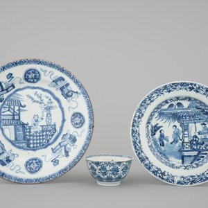 A set of Chinese porcelain blue and white Kangxi wares: a bowl and 2 plates, ca. 1700 — foto 1