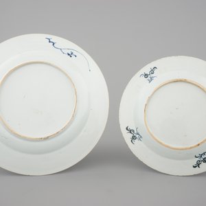 A set of Chinese porcelain blue and white Kangxi wares: a bowl and 2 plates, ca. 1700 — foto 2