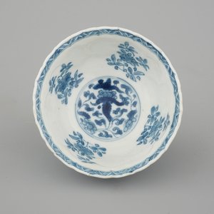 A set of Chinese porcelain blue and white Kangxi wares: a bowl and 2 plates, ca. 1700 — foto 3