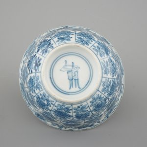 A set of Chinese porcelain blue and white Kangxi wares: a bowl and 2 plates, ca. 1700 — foto 4