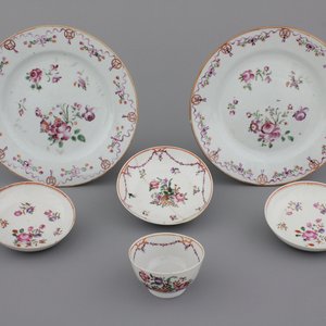 A set of Chinese porcelain famille rose plates and tea-sets, 18th C. — photo 1