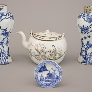 A set of Chinese porcelain items: a salt, a teapot and a pair of vases, 18/19th C. — photo 1