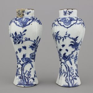 A set of Chinese porcelain items: a salt, a teapot and a pair of vases, 18/19th C. — photo 4