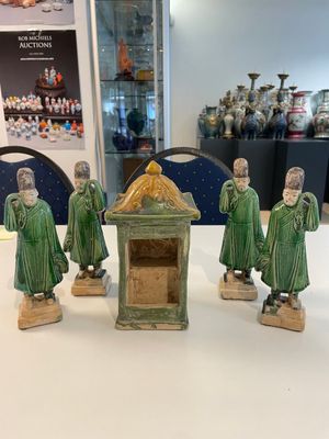 A set of Chinese sancai-glazed pottery carriers and a sedan chair, Ming — 照片 2