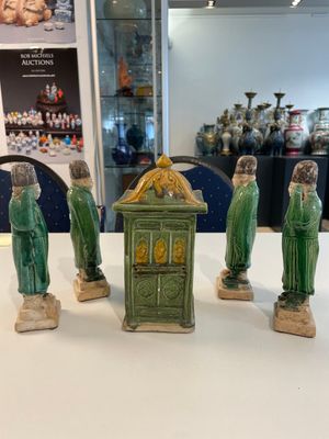 A set of Chinese sancai-glazed pottery carriers and a sedan chair, Ming — 照片 3