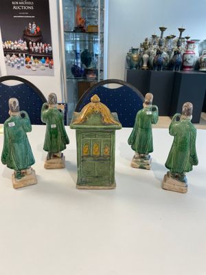 A set of Chinese sancai-glazed pottery carriers and a sedan chair, Ming — 照片 4