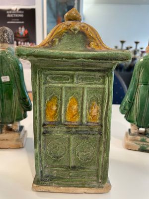 A set of Chinese sancai-glazed pottery carriers and a sedan chair, Ming — 照片 5