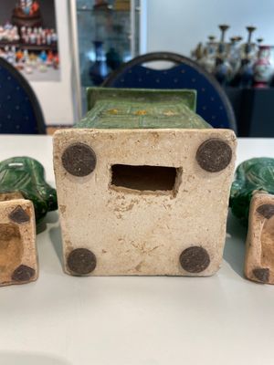 A set of Chinese sancai-glazed pottery carriers and a sedan chair, Ming — 照片 7