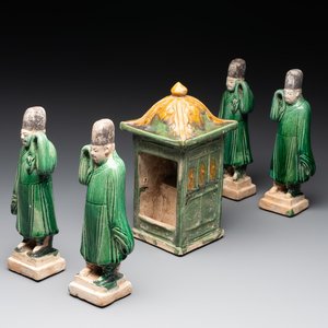 A set of Chinese sancai-glazed pottery carriers and a sedan chair, Ming — 照片 1