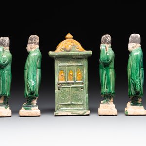 A set of Chinese sancai-glazed pottery carriers and a sedan chair, Ming — 照片 5