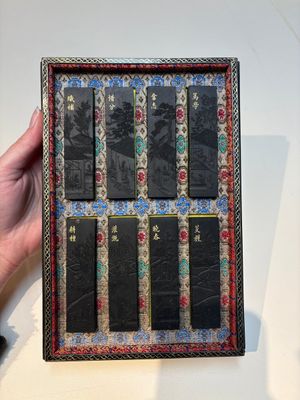 A set of eight Chinese 'Yu Zhi Min Sheng Zai Qin Shi 御製民生在勤詩' ink cakes with a gilt-lacquered 'dragon' box, Hu Kaiwen 胡開文 mark, 20th C. — 照片 13