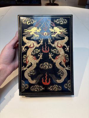 A set of eight Chinese 'Yu Zhi Min Sheng Zai Qin Shi 御製民生在勤詩' ink cakes with a gilt-lacquered 'dragon' box, Hu Kaiwen 胡開文 mark, 20th C. — 照片 1
