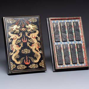 A set of eight Chinese 'Yu Zhi Min Sheng Zai Qin Shi 御製民生在勤詩' ink cakes with a gilt-lacquered 'dragon' box, Hu Kaiwen 胡開文 mark, 20th C. — 照片 1