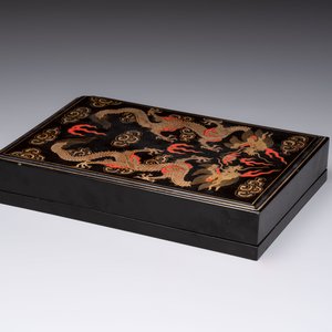 A set of eight Chinese 'Yu Zhi Min Sheng Zai Qin Shi 御製民生在勤詩' ink cakes with a gilt-lacquered 'dragon' box, Hu Kaiwen 胡開文 mark, 20th C. — 照片 2