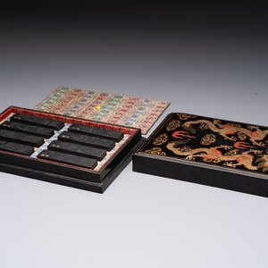 A set of eight Chinese 'Yu Zhi Min Sheng Zai Qin Shi 御製民生在勤詩' ink cakes with a gilt-lacquered 'dragon' box, Hu Kaiwen 胡開文 mark, 20th C. — 照片 3