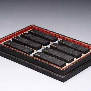 A set of eight Chinese 'Yu Zhi Min Sheng Zai Qin Shi 御製民生在勤詩' ink cakes with a gilt-lacquered 'dragon' box, Hu Kaiwen 胡開文 mark, 20th C. — 照片 4