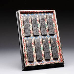 A set of eight Chinese 'Yu Zhi Min Sheng Zai Qin Shi 御製民生在勤詩' ink cakes with a gilt-lacquered 'dragon' box, Hu Kaiwen 胡開文 mark, 20th C. — 照片 5
