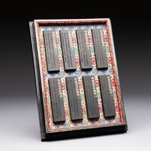 A set of eight Chinese 'Yu Zhi Min Sheng Zai Qin Shi 御製民生在勤詩' ink cakes with a gilt-lacquered 'dragon' box, Hu Kaiwen 胡開文 mark, 20th C. — 照片 6