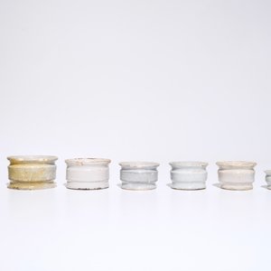 A set of eight white Dutch Delft ointment jars, 17th C. — 照片 3