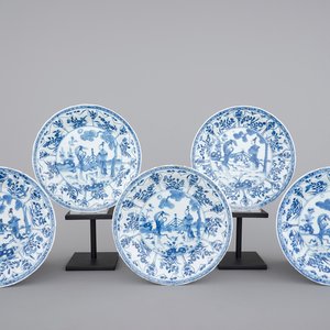 A set of five blue and white plates with ladies in a garden, Kangxi, ca. 1700 — foto 1