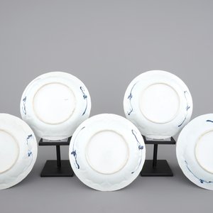 A set of five blue and white plates with ladies in a garden, Kangxi, ca. 1700 — foto 2