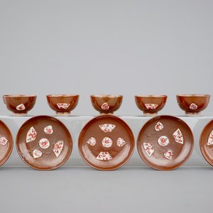 A set of five Chinese batavia brown, gred and gilt cups and saucers, 18th C. — foto 1