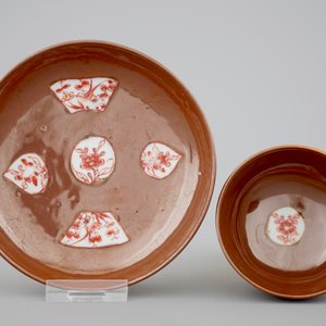 A set of five Chinese batavia brown, gred and gilt cups and saucers, 18th C. — foto 2