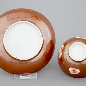 A set of five Chinese batavia brown, gred and gilt cups and saucers, 18th C. — foto 3