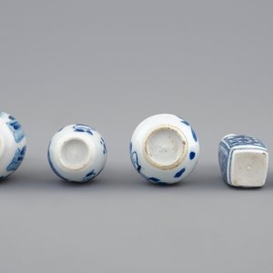 A set of five Chinese blue and white miniature vases, Kangxi — 照片 6