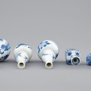 A set of five Chinese blue and white miniature vases, Kangxi — 照片 7