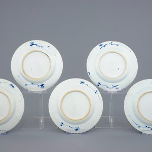 A set of five Chinese blue and white plates with carps, Kangxi — 照片 2