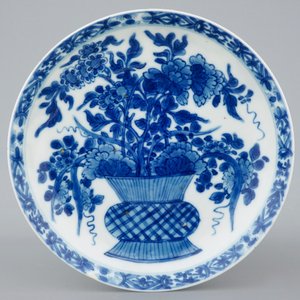 A set of five Chinese blue and white plates with flower baskets, Kangxi — 照片 3