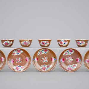 A set of five Chinese famille rose and batavia brown cups and saucers, 18th C. — photo 1