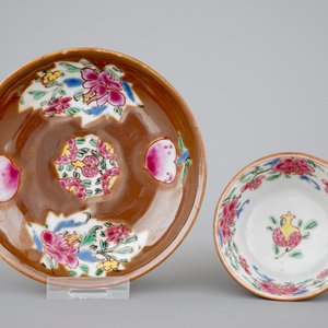 A set of five Chinese famille rose and batavia brown cups and saucers, 18th C. — photo 2
