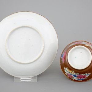 A set of five Chinese famille rose and batavia brown cups and saucers, 18th C. — photo 3