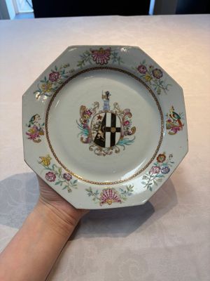 A set of five Chinese famille rose armorial plates with the arms of Simpson impaling Brydges for the English market, Qianlong, ca. 1760 — photo 1