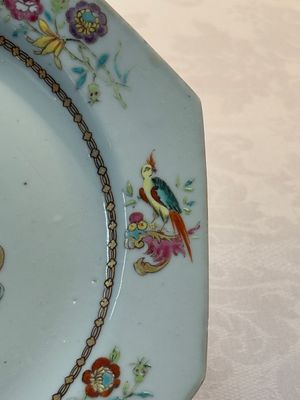 A set of five Chinese famille rose armorial plates with the arms of Simpson impaling Brydges for the English market, Qianlong, ca. 1760 — photo 11