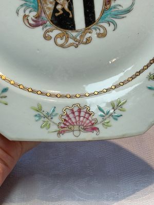 A set of five Chinese famille rose armorial plates with the arms of Simpson impaling Brydges for the English market, Qianlong, ca. 1760 — photo 12