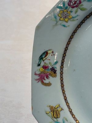 A set of five Chinese famille rose armorial plates with the arms of Simpson impaling Brydges for the English market, Qianlong, ca. 1760 — photo 13