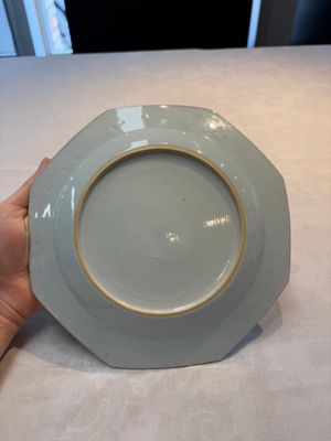 A set of five Chinese famille rose armorial plates with the arms of Simpson impaling Brydges for the English market, Qianlong, ca. 1760 — photo 14