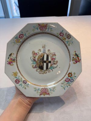 A set of five Chinese famille rose armorial plates with the arms of Simpson impaling Brydges for the English market, Qianlong, ca. 1760 — photo 15