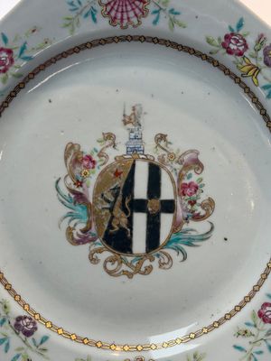A set of five Chinese famille rose armorial plates with the arms of Simpson impaling Brydges for the English market, Qianlong, ca. 1760 — photo 16