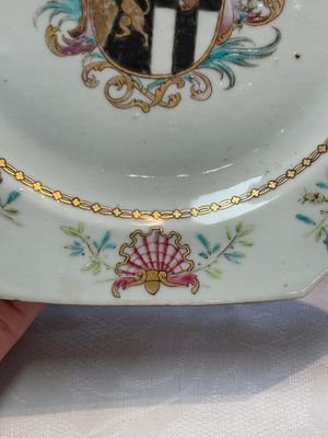 A set of five Chinese famille rose armorial plates with the arms of Simpson impaling Brydges for the English market, Qianlong, ca. 1760 — photo 19