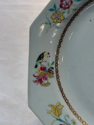 A set of five Chinese famille rose armorial plates with the arms of Simpson impaling Brydges for the English market, Qianlong, ca. 1760 — photo 20