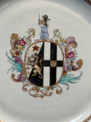 A set of five Chinese famille rose armorial plates with the arms of Simpson impaling Brydges for the English market, Qianlong, ca. 1760 — photo 2