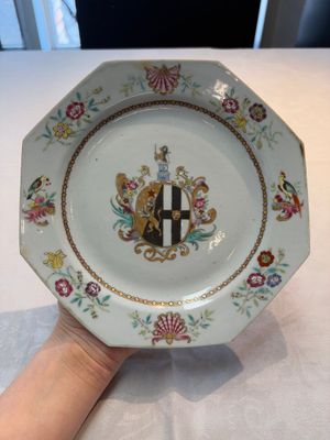 A set of five Chinese famille rose armorial plates with the arms of Simpson impaling Brydges for the English market, Qianlong, ca. 1760 — photo 22