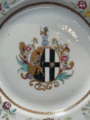A set of five Chinese famille rose armorial plates with the arms of Simpson impaling Brydges for the English market, Qianlong, ca. 1760 — photo 23