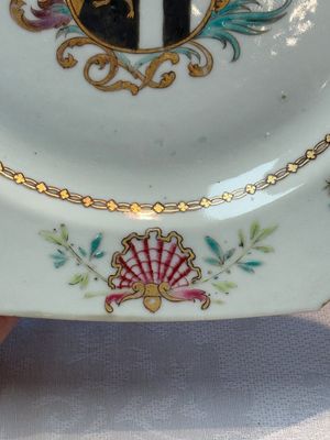 A set of five Chinese famille rose armorial plates with the arms of Simpson impaling Brydges for the English market, Qianlong, ca. 1760 — photo 26