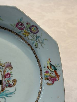 A set of five Chinese famille rose armorial plates with the arms of Simpson impaling Brydges for the English market, Qianlong, ca. 1760 — photo 3